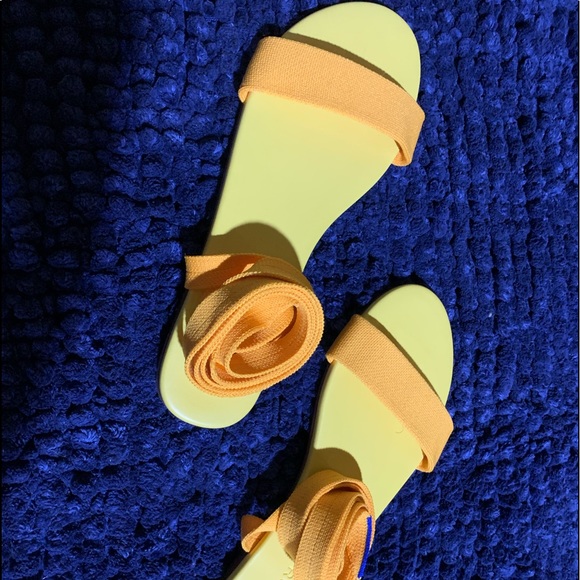 *Store exclusive Rothys yellow tie sandals* Sold out Color size 7.5 - Picture 2 of 6